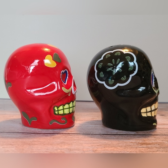 Day of Dead Sugar Skulls Black & Red Salt & Pepper Shakers Set Ceramic - Picture 3 of 7